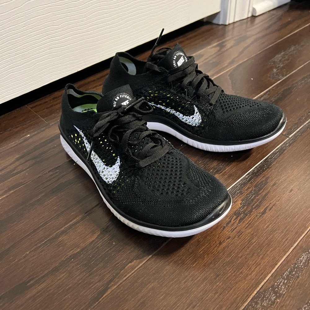New Nike, size 6. Very light and sleek.